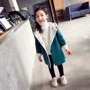 Áo khoác bé gái 2018 mới mùa đông áo dài trẻ em cộng với áo nhung dày trùm đầu áo bé trai lớn 4