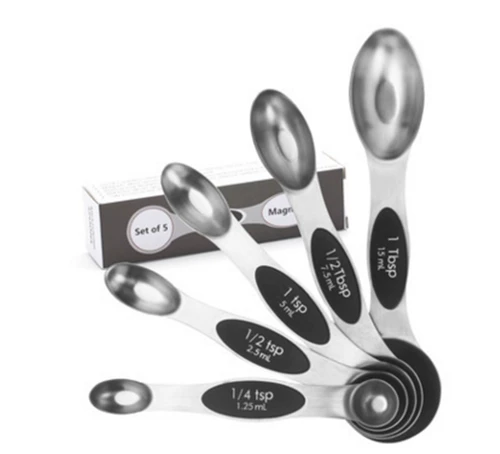 Измерение ложек из нержавеющей стали.