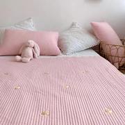 Lưới màu đỏ dễ thương gió nhỏ thêu hoa anh đào trải giường màu tím hồng bông nhồi 1,5 1,8 m trải giường ba mảnh - Trải giường
