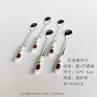 Модернизированная версия Ice Spoons 5 заполненных красных роз