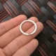 Серебряное кольцо диаметром 2,5 см.