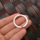 Серебряное кольцо диаметром 3,5 см.