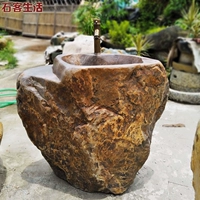 Старые ретро -сырые каменные колонны стирание рука -открытый сад личный камень вместе мыть бассейн