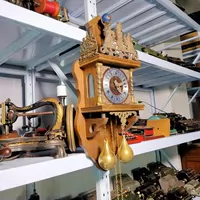 Западные древние голландские механические часы висят колокол гравитационные часы Германии. Отсутствие часов, чтобы чисто предоставить старые предметы