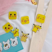 Phim hoạt hình Nhật Bản Tuần lễ Pikachu Trâm Pikachu Huy hiệu Cô gái acrylic Ghim quần áo Phụ kiện túi - Trâm cài logo cài áo