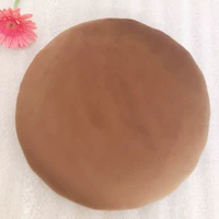 Толстая пушистая коричневая поверхность табурета