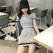 Thể thao và giải trí phù hợp với nữ 2018 Hàn Quốc phiên bản của bức thư thêu đan ngắn tay áo + xếp li đàn hồi eo váy phù hợp với