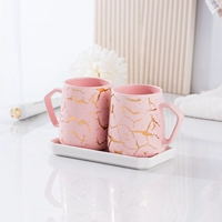Розовый до чашки с керамической тарелкой
