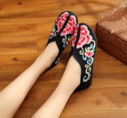 Giày vải Bắc Kinh cũ Giày cotton mùa đông ấm áp thêu giày gió quốc gia Giày nữ đế mềm đế thấp và giày cashmere