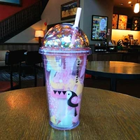 Блестящий пластиковый стакан