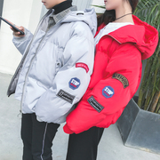 Văn học Fan 2018 mùa đông mới Hồng Kông phong cách lỏng phần ngắn bông áo khoác thanh niên kích thước lớn áo vài bông quần áo bánh mì dịch vụ