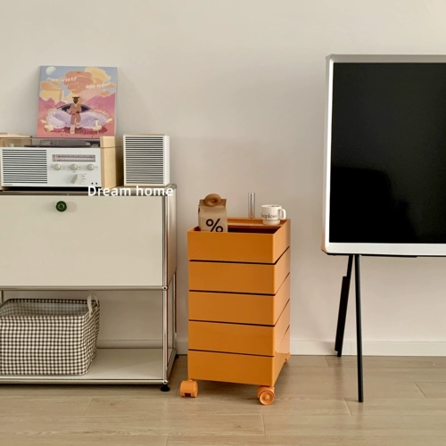 Дом мечты может переместить на полку кровати шкафу шкафа нескольких косметических косметиков.