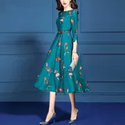 Quần áo mùa xuân hè 2019 của phụ nữ dài phần thon gọn giảm béo một từ váy nữ màu xanh lá cây in lớn đầm xòe nữ - A-Line Váy