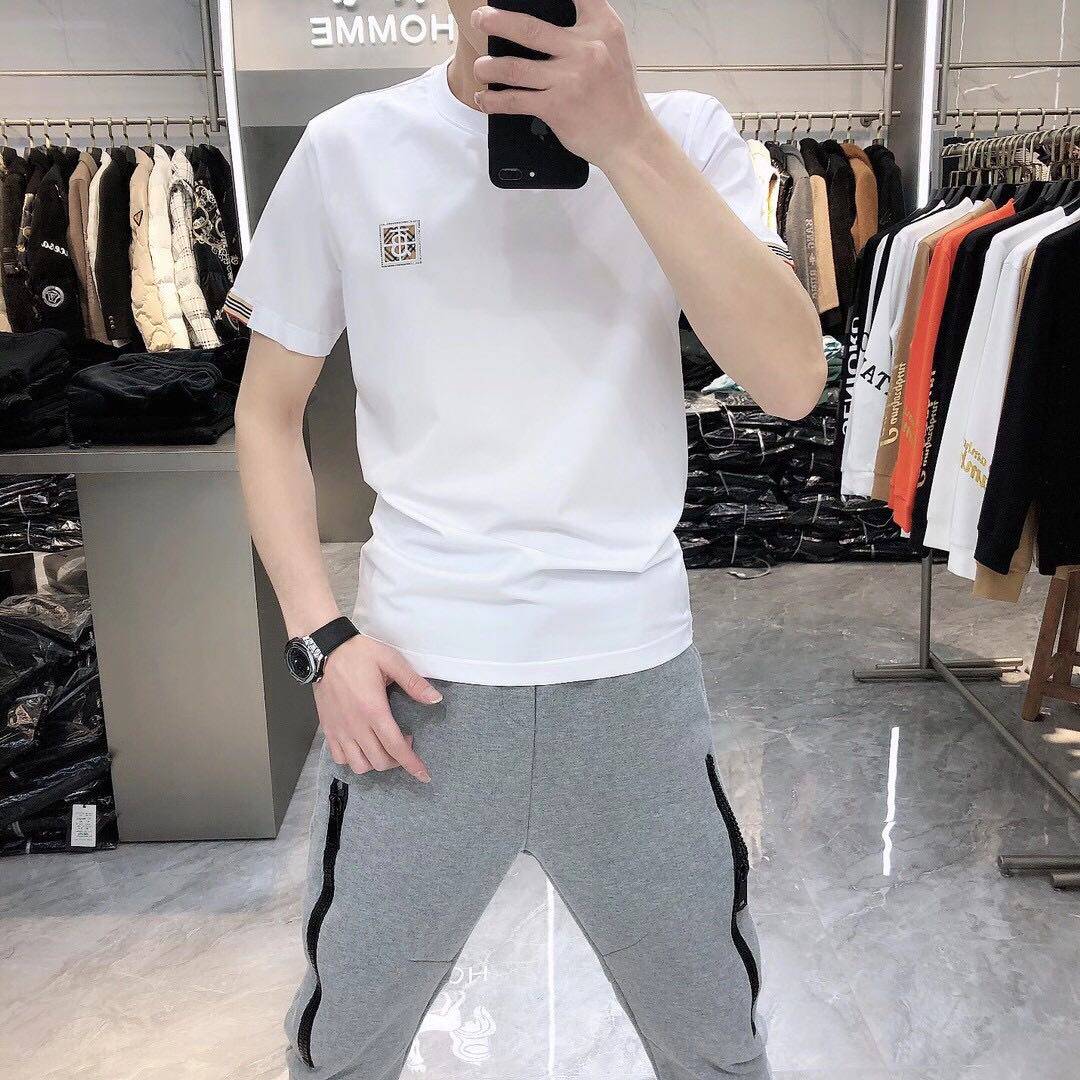 A new European short-sleeved men's fashion brand, a popular half-sleeved round-neck solid color mercerized cotton men's T-shirt with a slimming base layer