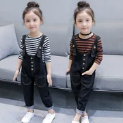 Áo thun sọc dài tay cho bé trung và nhỏ + quần denim quai ngang cho bé hai mảnh phù hợp với phiên bản Hàn Quốc 2019 mẫu mùa xuân thu - Quần jean