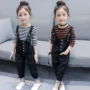 Áo thun sọc dài tay cho bé trung và nhỏ + quần denim quai ngang cho bé hai mảnh phù hợp với phiên bản Hàn Quốc 2019 mẫu mùa xuân thu - Quần jean quần áo trẻ em giá rẻ