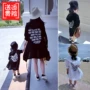 Hàn Quốc cha mẹ trẻ em mùa hè chữ cái cotton dài phần chống nắng quần áo mẹ và con trai áo sơ mi mẹ và con gái áo len - Trang phục dành cho cha mẹ và con áo gia đình 3 người
