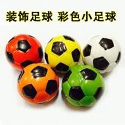 Bóng đá trang trí xốp xốp nhỏ bóng rổ nhỏ đường kính bóng đá nhỏ 6cm bóng màu trang trí có thể bị chèn ép