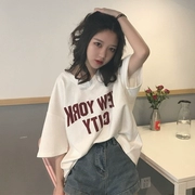 Mùa hè của phụ nữ phong cách Harajuku cổ chữ V đơn giản in áo thun tay ngắn với quần short denim rộng trên quần áo - Áo phông