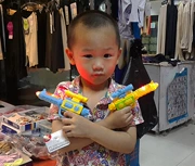 Súng đồ chơi trẻ em mini súng đồ chơi nhỏ an ủi nhỏ đồ chơi súng nhỏ để gửi pin