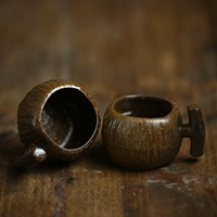 Крупная керамическая печь становится горящей рукой чая, чтобы взять одну чашку, чтобы предотвратить жаркость главной чашки.