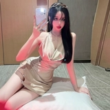 Рюкзак, сексуальная мини-юбка, цепь, платье, с открытой спиной, с акцентом на бедрах