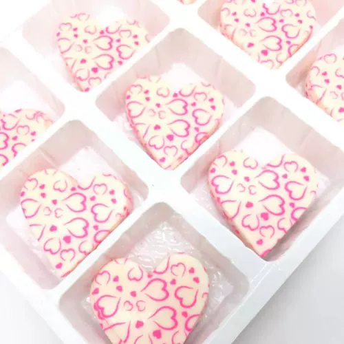 Торт декоративные таблетки шоколадная пленка мороженое розовое печатное сердце в форме сердца в форме сердца.