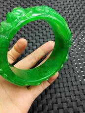 Украшения на руку 清代古翡翠老翡翠玉阳绿方条稀有宽条雕花手镯老玉镯圈口径6厘米