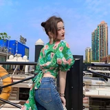 Дизайнерская весенняя короткая зеленая рубашка, тренд сезона, коллекция 2021, V-образный вырез, по фигуре, рукава фонарики