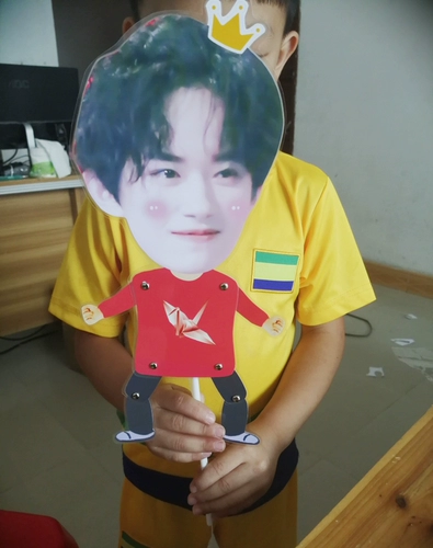 Tfboys yi xi Qianxi Телескопическая кукол Douyin такая же линия рисования может перемещать концерт куклы вокруг округа