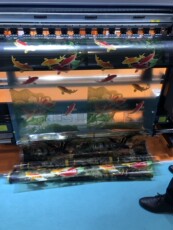 Фото машины 银图uv卷材打印机 玻璃超透膜 透明车贴pvc 3d墙纸壁画软膜打印机
