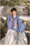 Она сказала, что женская система Ming's Hanfu представляет собой тяжелую квадратную квадрат кошки и добавка к пальто, кран и оленя, а также весенняя юбка с лапшой Золотой лошади