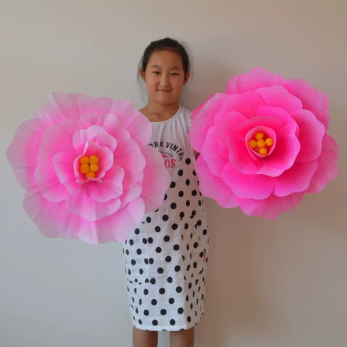 Красочные реквизиты танца из пиона, танцы в детском саду, встреча с цветочным спортом рук зарегистрировано