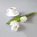 Hoa tulip trắng tinh khiết cao mô phỏng hoa giả dưỡng ẩm cảm thấy thật sống bàn bàn trang trí hàng đầu hoa lụa - Trang trí nội thất