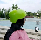 Детский велосипед, зеленый скейтборд, шлем для уличного катания