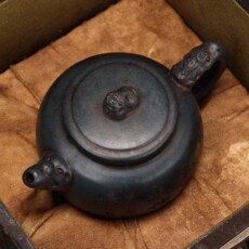 чашка 旧藏名家大师款蓝砂刻字蓝钮貔貅形紫砂壶配老漆器盒