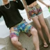 Cặp đôi đi biển quần nam và nữ thương hiệu quần hoa Phiên bản Hàn Quốc của kỳ nghỉ hè bên bờ biển lỏng lẻo cỡ lớn năm điểm quần short - Quần bãi biển