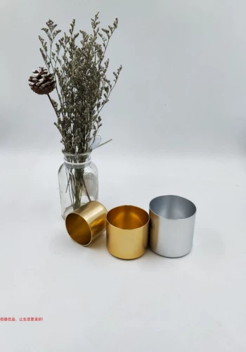 Свеча, бокал, металлическая чайная чашка, металлический стакан