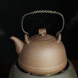 Вареный чайный горлочный горшок с кипящей водой.