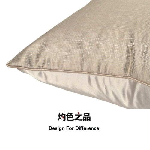 Бежевый диван, современная и минималистичная квадратная подушка