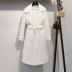 [Rõ ràng tiền] 妃子 2018 mùa xuân và mùa thu thời trang cổ áo ve áo tie eo áo gió áo khoác dài 0776QC Trench Coat
