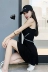 Ade độc ​​quyền tùy chỉnh màu đen sexy sling dress nữ tính khí mùa thu cao eo thon thon gọn một dòng váy ngắn - Váy eo cao