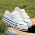 Mùa xuân và mùa hè Hàn Quốc cắt thấp giày vải trắng nữ sinh viên đáy dày nền tảng giày Velcro giày đơn phẳng với giày thường