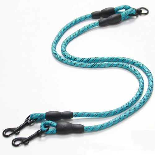 Две собаки две головы тянут две собаки, одна тяга, две плюшевые две головы, чтобы предотвратить обернутую большую большую собаку, ходящую собаку