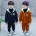Bộ đồ mùa thu đông cho bé trai cộng với nhung ấm áp hai mảnh 3 bé trai nhung vàng dày áo 1-6 tuổi ao quan tre em Phù hợp với trẻ em