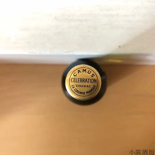 Версия вина празднования Камюс Празднование зеленая бутылка черная лейбл 40% 50 мл