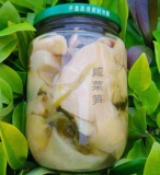 Подлинные соленые огурцы на гриле бамбук стреляет новые вкусные соленые огурцы и бутылки с бамбуком с помощью рисового банкетного бассейна.
