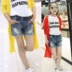 Quần áo trẻ em 2018 mùa hè mới cậu bé lớn lỗ lỗ hoang dã quần thủy triều trẻ em nóng quần cô gái quần short denim Hàn Quốc phiên bản