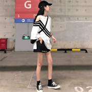Thời trang phù hợp với nữ mùa hè 2018 mới Hàn Quốc ulzzang chính tả chủ đề bị rò rỉ vai t-shirt + thư thêu quần short triều