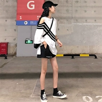 Thời trang phù hợp với nữ mùa hè 2018 mới Hàn Quốc ulzzang chính tả chủ đề bị rò rỉ vai t-shirt + thư thêu quần short triều đồ mặc nhà